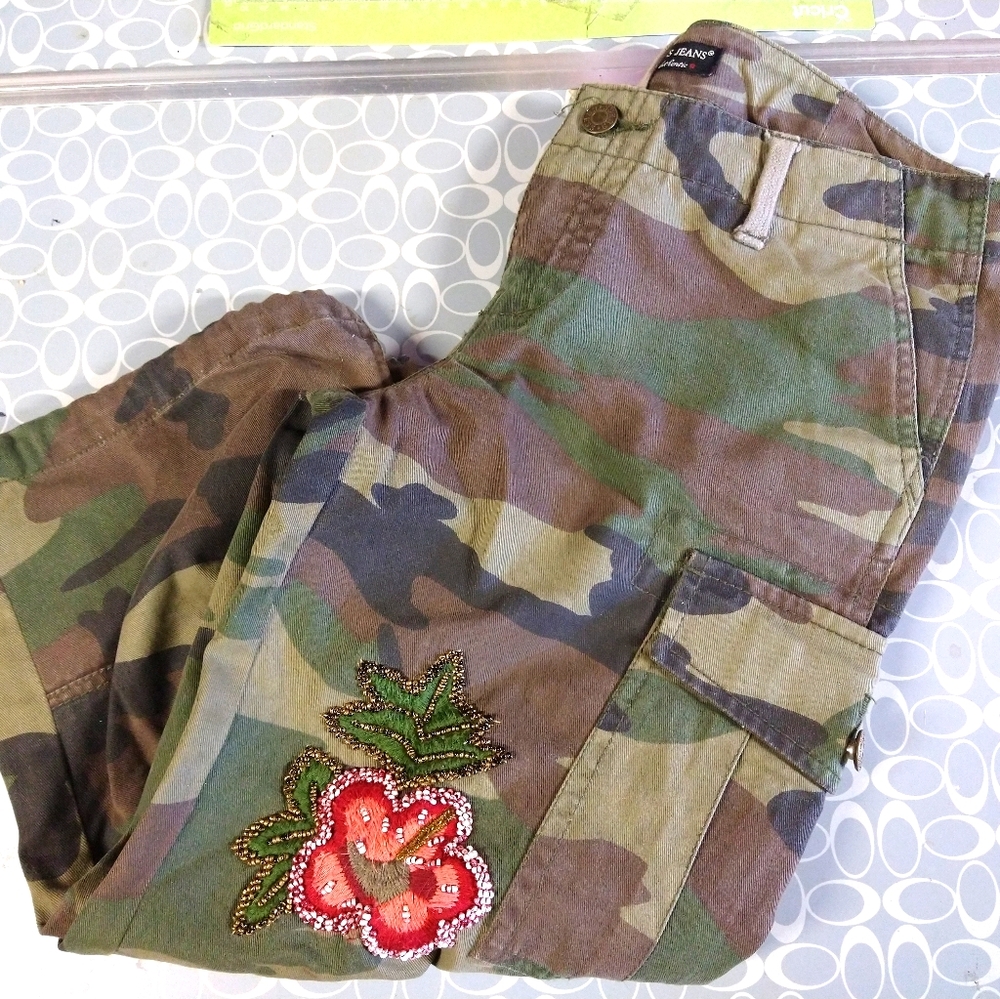 Guess camo Capris